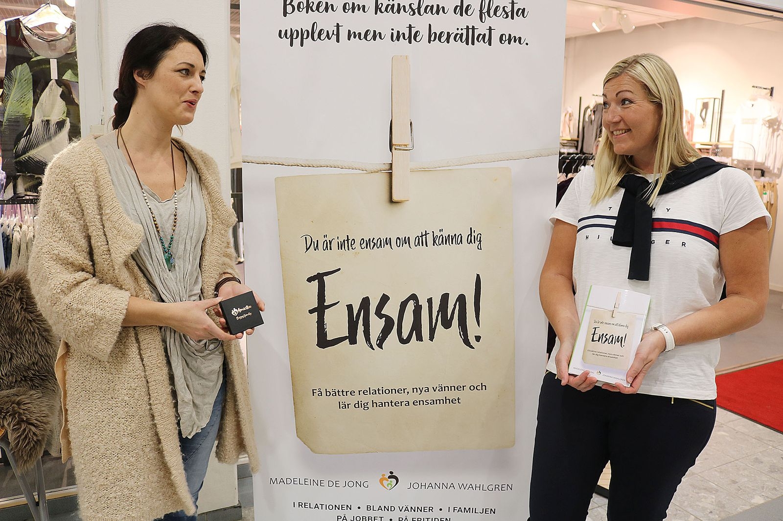 Madeleine de Jong och Johanna Wahlgren har tillsammans skrivit boken Ensam, som lanserades under tjejkvällen. Två tjejer som har vågat ta upp och skriva om ”känslan de flesta av oss har upplevt men inte berättat om”.