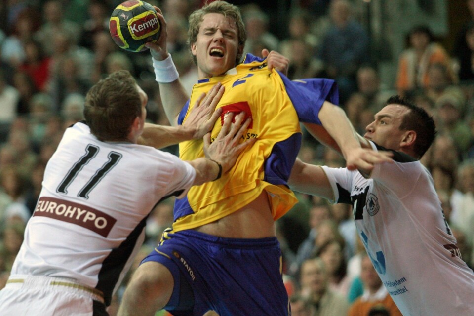 Joacim Ernstsson blockeras av de tyska spelarna Holger Glandorf (t.v) och Christian Zeitz (t.h.) under en vänskapsmatch i november 2006. Arkivbild.