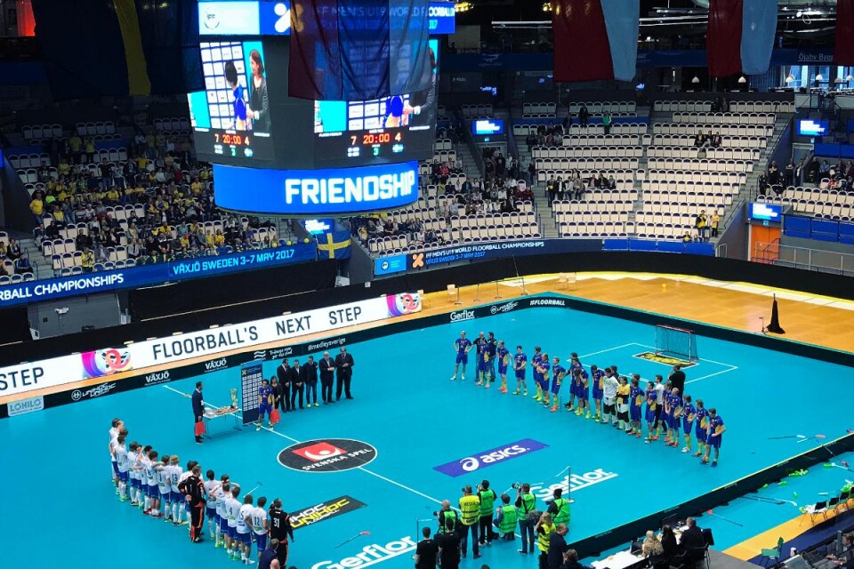 Prisutdelning efter matchen där Finland blev segrare. Foto: Emma Koivisto