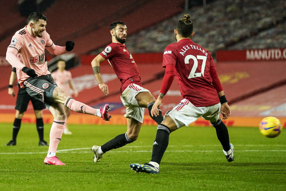Sheffield Uniteds Oliver Burke sätter segermålet, 2–1, borta mot Manchester United.