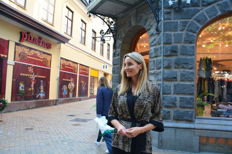 Ulrika Larsen utanför sin butik i den för henne nya lokalen på Östra Storgatan.