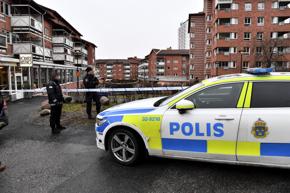 En lokal i Huddinge centrum sydväst om Stockholm har utsatts för skottlossning. En kvinna har skadats av glassplitter.