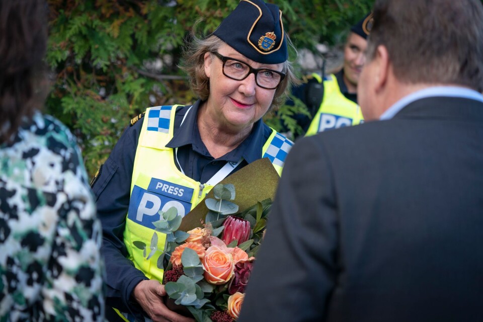 Jobbonär!? 
Dåvarande statsminister Stefan Löfven, Ulla Löfven och utbildningsminister Anna Ekström passade på att överräcka en blombukett och lyckönska Ewa Gun Westford, informatör vid polisen i Region syd som gick i pension i oktober efter 40 år i tjänst.