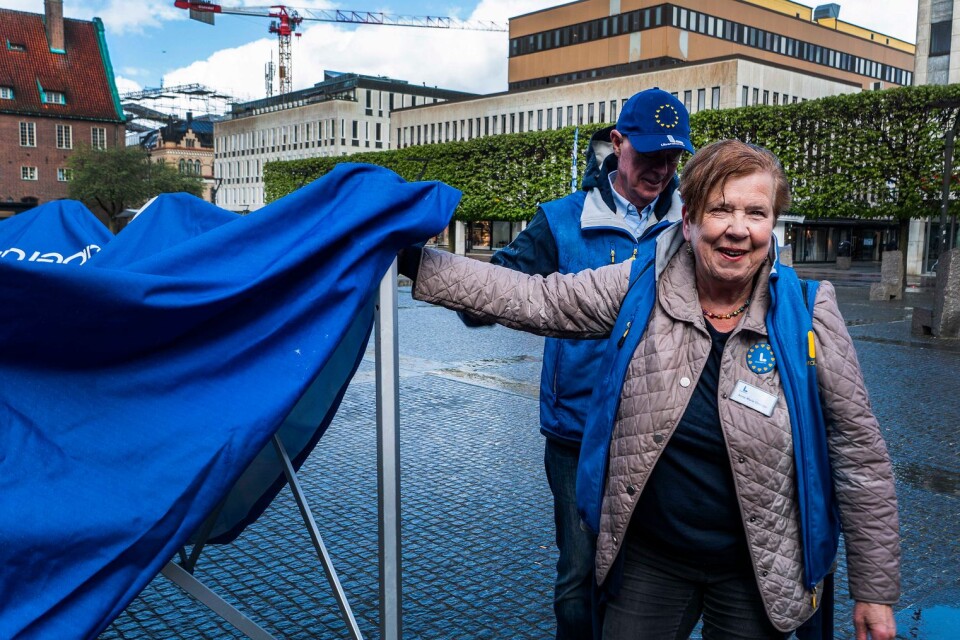 Liberalerna, Anne-Marie Ekström och Göte Edvinsson, fick kämpa mot både regn och vind när de skulle ställa upp sitt tält på Stora torget i Borås. ”Vi kommer att vara på plats sporadiskt fram till och med valdagen”, säger Ekström. Foto: Ceasar Segergren