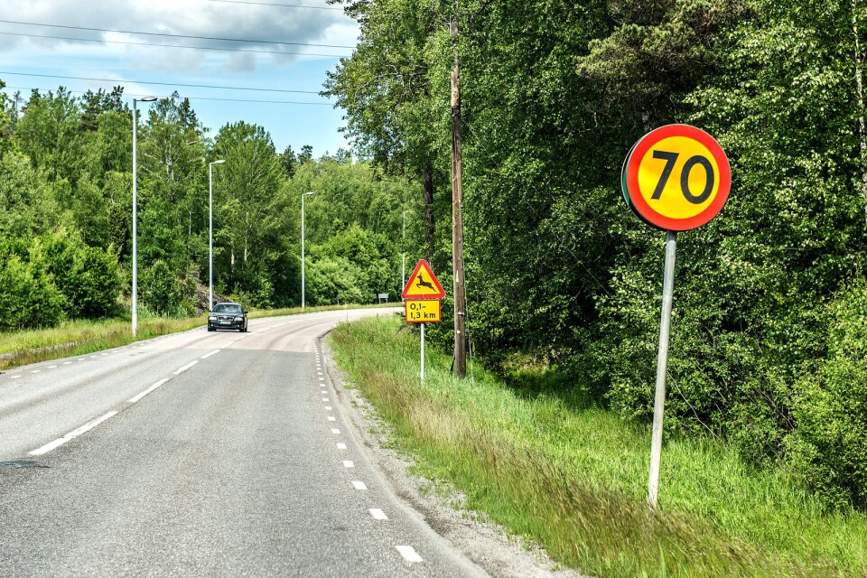 "Hastighetssänkningarna har genomförts enligt principen att alla vägar med ”måttlig eller betydande trafik” ska ha högsta hastighet 80 om de inte har mittseparering.”