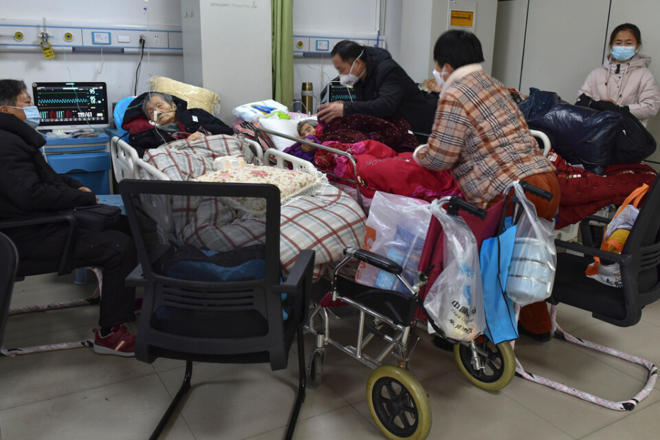 Familjemedlemmar sköter om äldre släktingar med covidsymtom på ett sjukhus i Fuyang i provinsen Anhui.