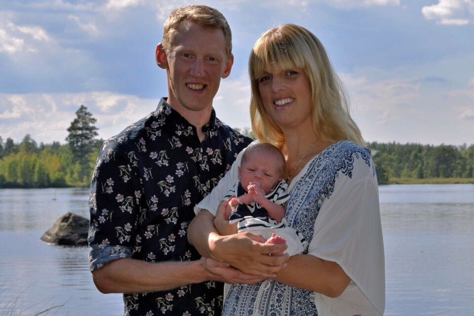 Emelie Petersson och Björn Andersson, Ideboås, Uppvidinge, fick den 11 augusti en dotter som heter Ally Andersson. Längd 49 cm, vikt 3100 g. Emelie kommer från Södra Möckleby.