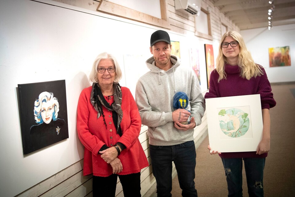 Tre av utställarna på utställningen i Längan. Sara Hermansson med porträtt men mest av fåglar och får, Sammie Thuresson, kraschad fotokonst och Maja Wigö med mytologiska kvinnoväsen.