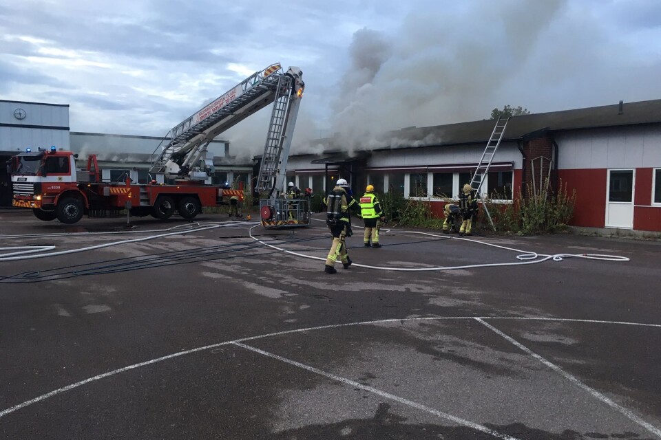 Åkerboskolan i Löttorp brinner. Larmet kom 19.15 och drygt två timmar senare tvingas räddningstjänsten koncentrera räddningsarbetet på att rädda delar av skolan.