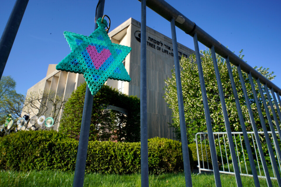En Davidsstjärna hänger på staketet utanför synagogan i Pittsburgh där elva människor sköts ihjäl 2018. Arkivbild