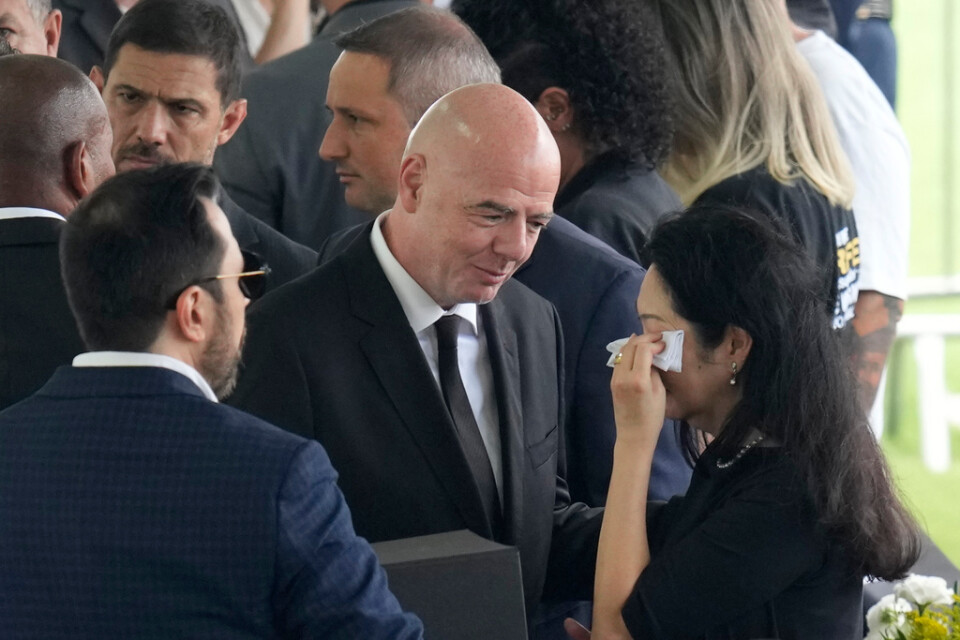Fifa-ordföranden Gianni Infantino i samspråk med Pelés änka Marcia Aoki.