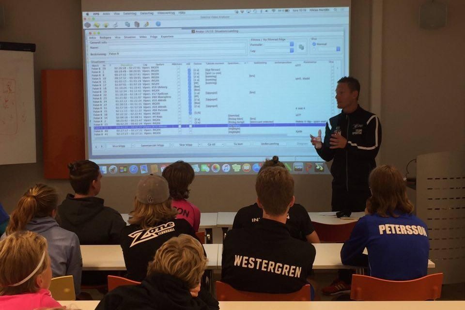 A-lagstränaren Niklas Nordén föreläser för en av SSL-grupperna (i åldrarna 14-16 år). Foto: Jonatan Andersson