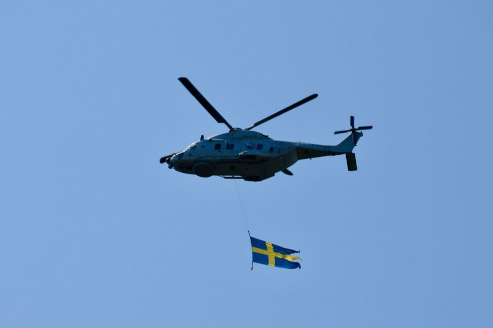 Helikopterskvadronen i Kallinge genomför flaggflygning under nationaldagen.