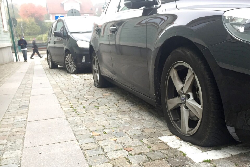 Minst fem personbilar, som under natten stod parkerade på Prinsgatan, fick däcken tömda på luft.