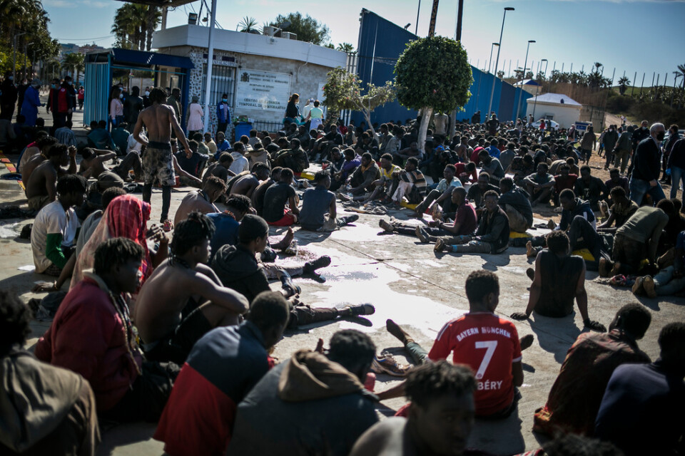 Migranter vid ett migrantcenter i den spanska enklaven efter stormningen på onsdagen.