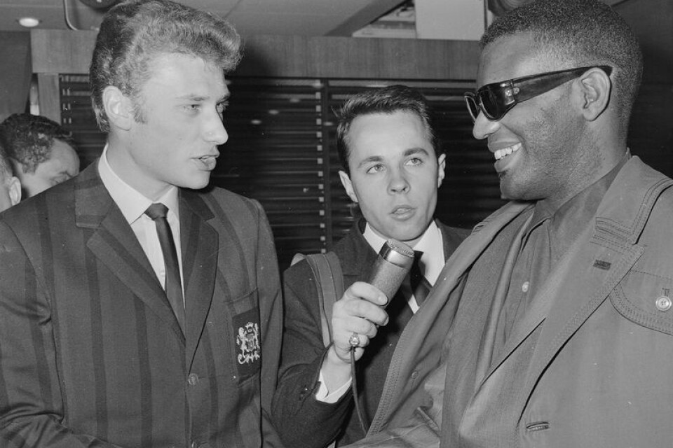 Johnny Hallyday hälsar på Ray Charles i Paris 1962.