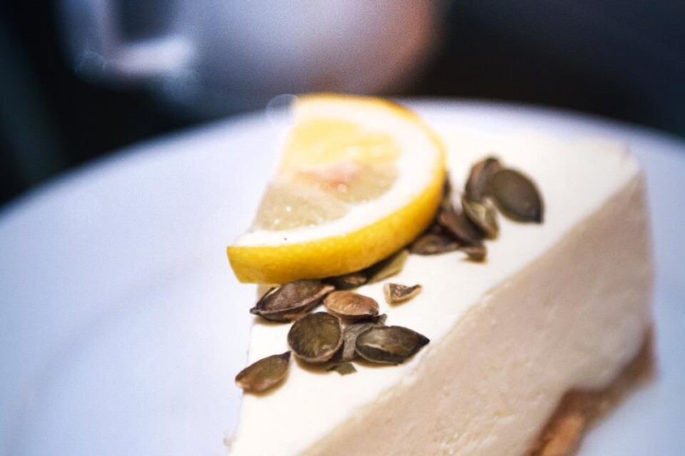Höjdaren. Cheesecaken med citron får fin konsistensbrytning av pumpafröna. Foto: Lasse Ottosson