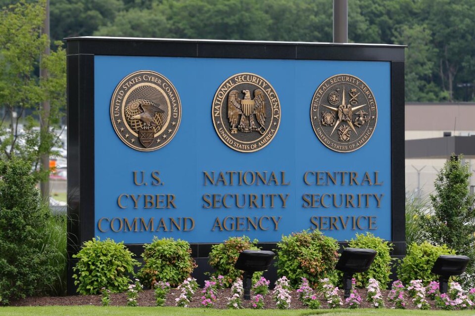 Den amerikanska senaten har röstat ned ett lagförslag som skulle sätta stopp för underrättelsetjänsten NSA:s omfattande massövervakning av telefonsamtal. Det är ett nederlag för president Barack Obama och andra som stöder beslutet om att få ett slut på