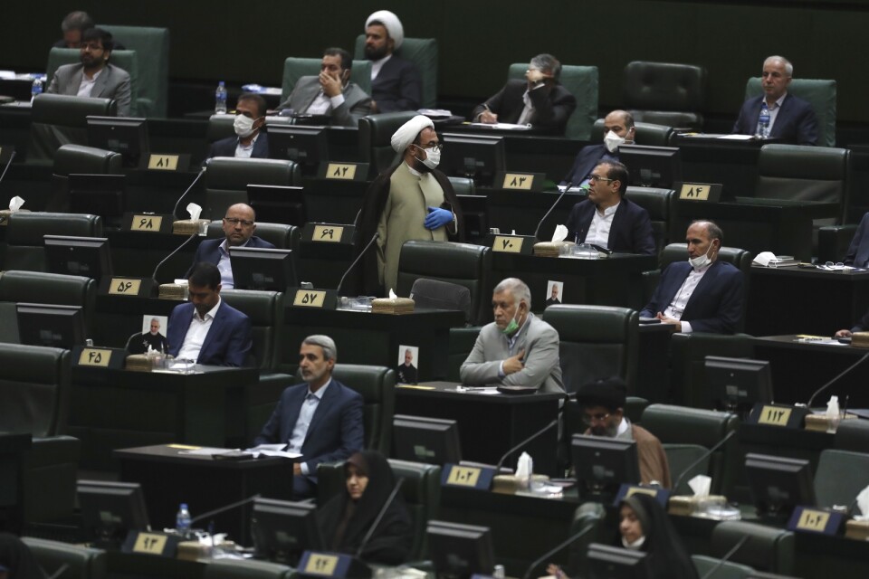 Ledamöter i Irans parlament håller avstånd till varandra under öppnandet av den nya mandatperioden på onsdagen.