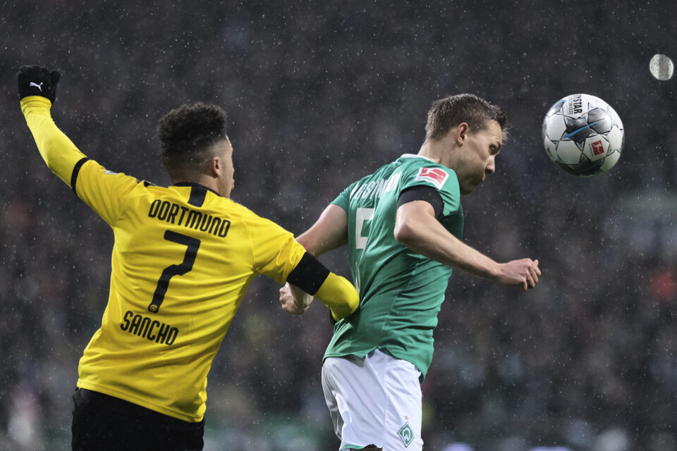 Ludwig Augustinssons (höger) Werder Bremen kan åka ur tyska Bundesliga om ligaspelet stoppas så som tabellen ser ut just nu. Arkivbild.