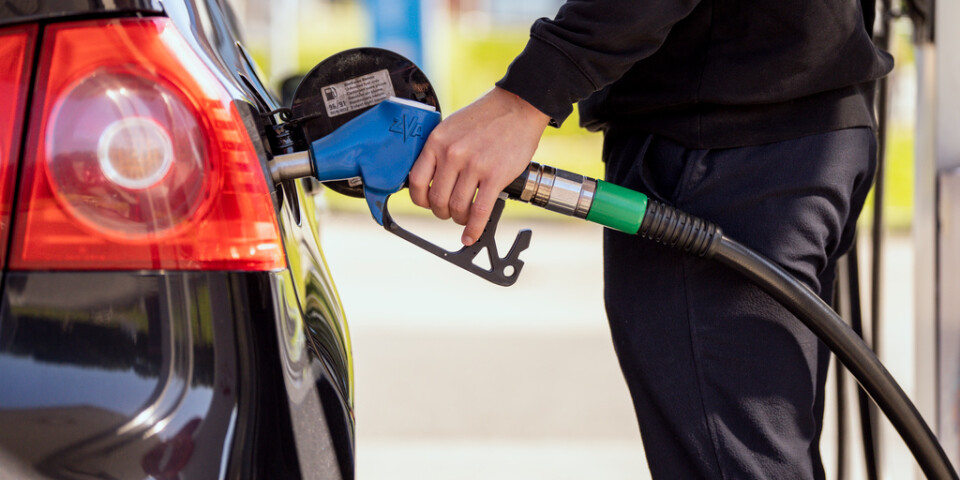 EU:s ministerråd ger Sverige rätt att slopa energiskatten på bensin och diesel i tre månader. Det kan innebära ett flera kronor lägre bensinpris. Arkivbild.