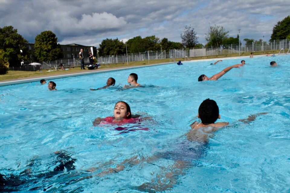 17-18 grader i luften, cirka 20 i vattnet. När eleverna i 7a börjat simma är det ingen som klagar på att det är kallt i vattnet.