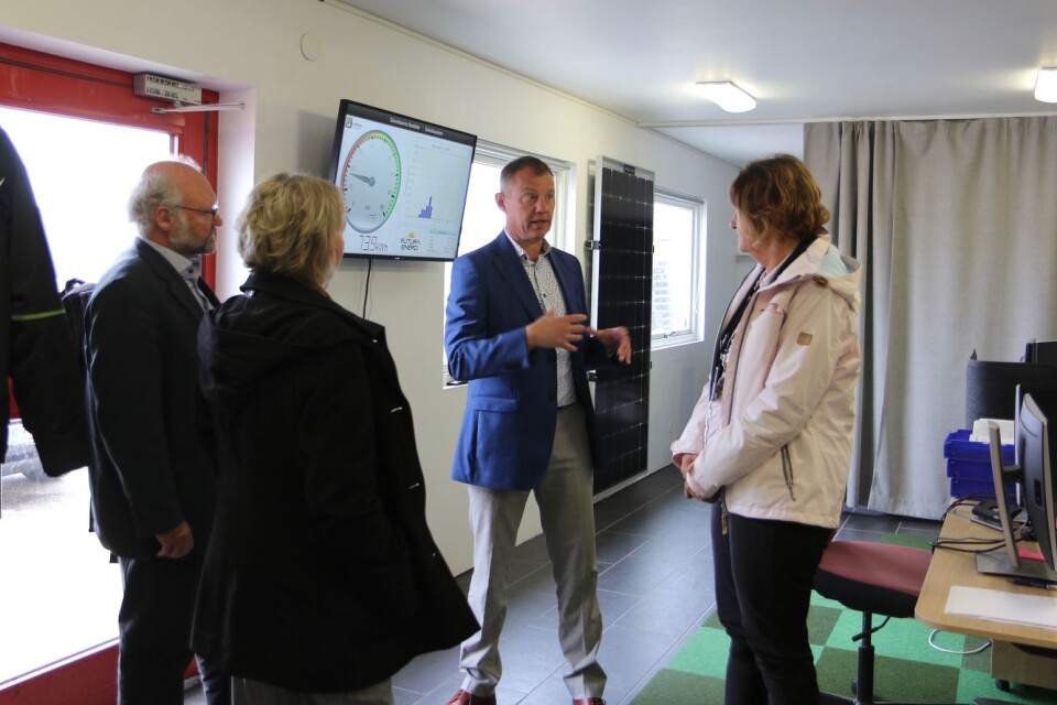 Näringslivsutvecklare Lars Persson och politikerna Jeanette Ovesson och Pia Ingvarsson lyssnar på Solelgrossistens vd Karl Kylén som berättar om företaget.