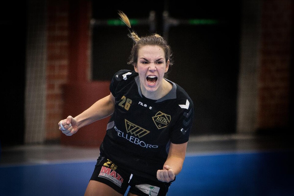Trelleborg HBK:s Olivia Mårtensson vrålar ut sin glädje efter att ha satt ett av sina fem mål mot Karlskrona Flottan. Foto: Tomas Nyberg