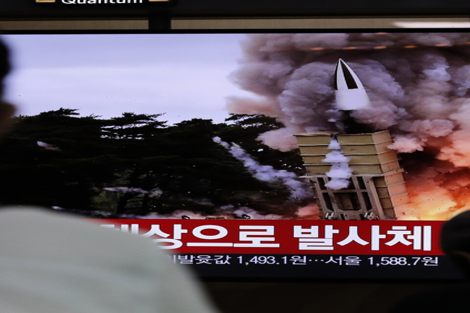 En tv-skärm på Seouls centralstation med lördagens rapportering om robotuppskjutningarna. Det är sjunde gången på kort tid som Nordkorea provskjutit vad som beskrivs som kortdistansrobotar.