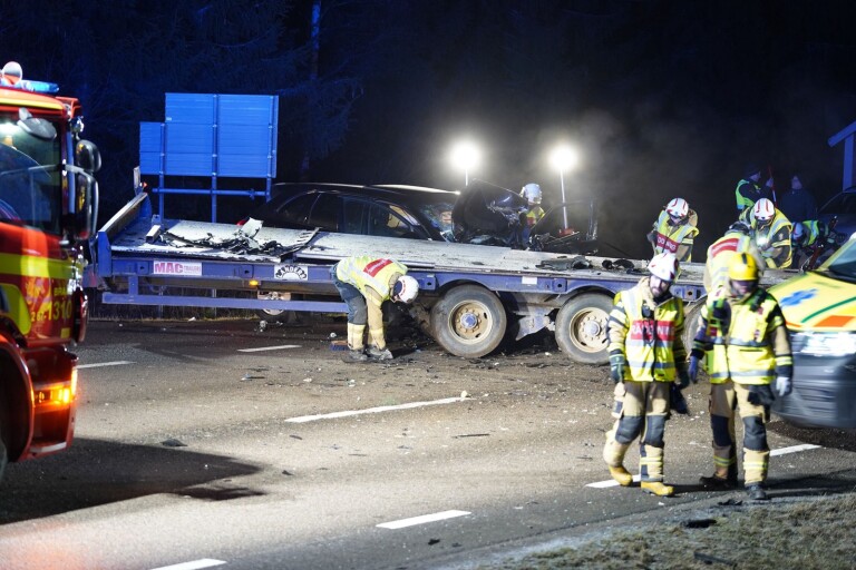 Olycka mellan traktor och bil på riksväg 23 norr om Växjö – en person till sjukhus