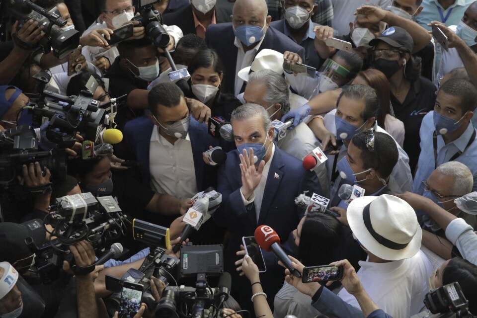 Dominikanska republikens blivande president Luis Abinader vinkar till kameran.
