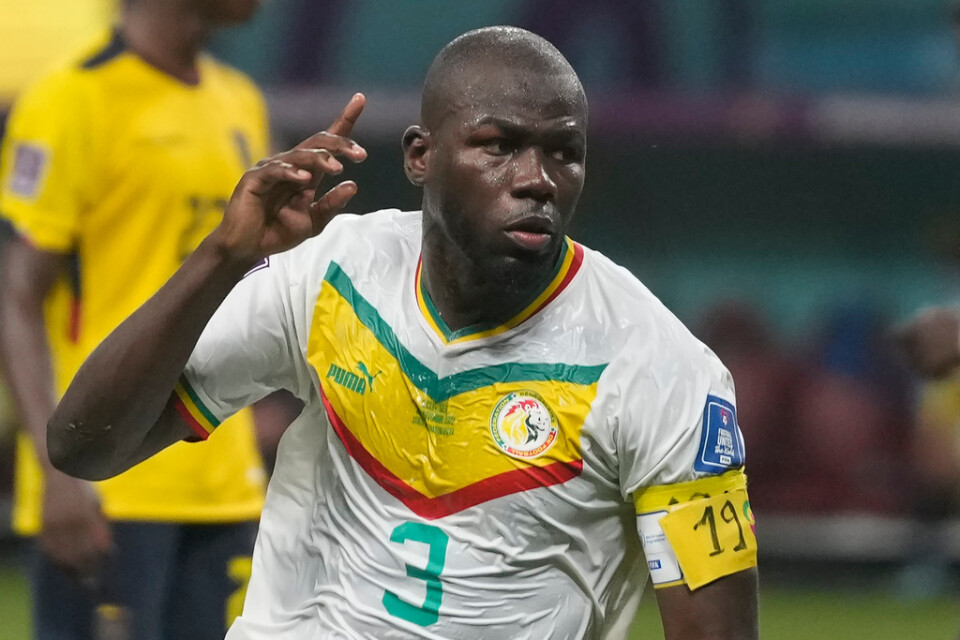 Matchhjälten Kalidou Koulibaly hedrade minnet av Papa Bouba Diop med att ha dennes tröjnummer på lagkaptensbindeln.