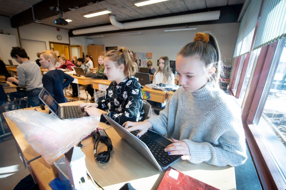 Femteklassarna Amanda Adamsson, närmast fönstret, och bänkkamraten Amy Johnsson loggar in på sina nya datorer som de också får ta med hem efter skoltid.