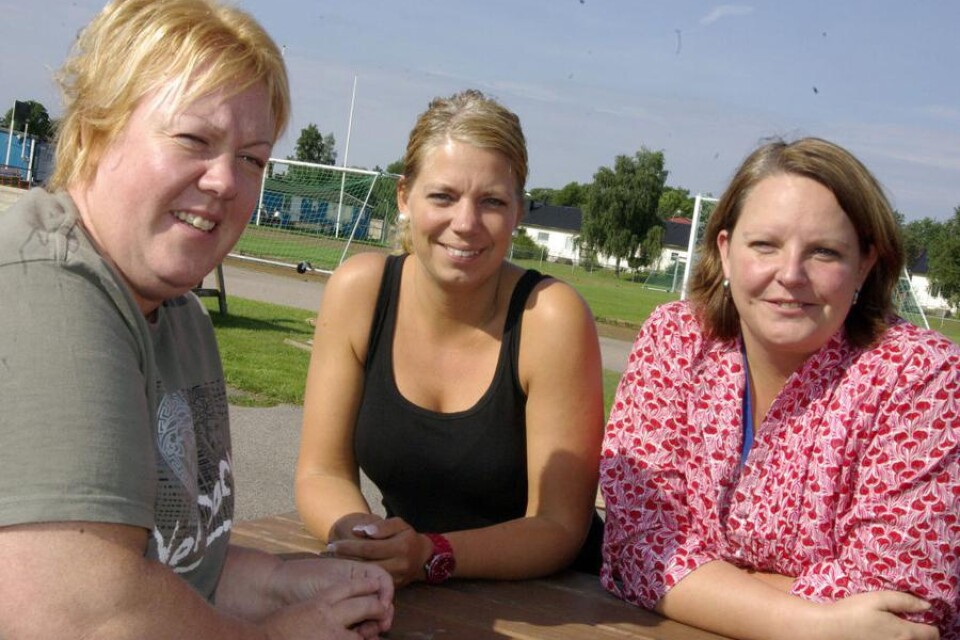 Gunilla Nyström, Jennica Henell och Camilla Kronqvist ser fram emot en helg fylld av fotboll.
