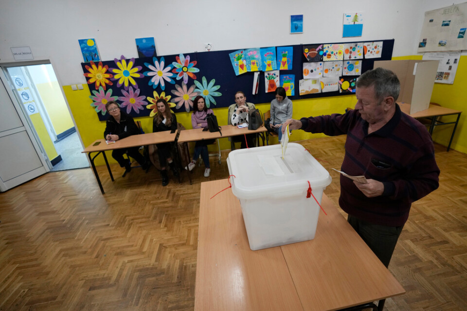 En man röstar i staden Banja Luka, nordväst om Bosnien-Hercegovinas huvudstad Sarajevo.
