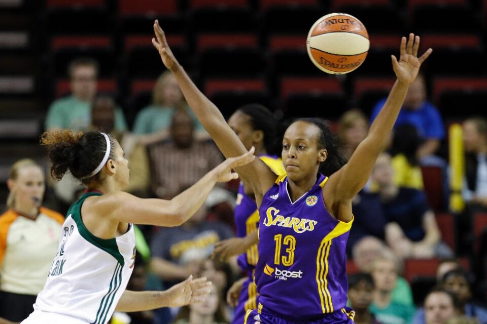 Farhiya Abdi har fått tillåtelse av sin WNBA-klubb Los Angeles Sparks att spela basket-EM i juni, skriver Aftonbladet på nätet. Men svenskan vill veta vilken roll hon kommer att få i klubblaget, som har fått en ny coach, innan hon fattar ett beslut. Kla