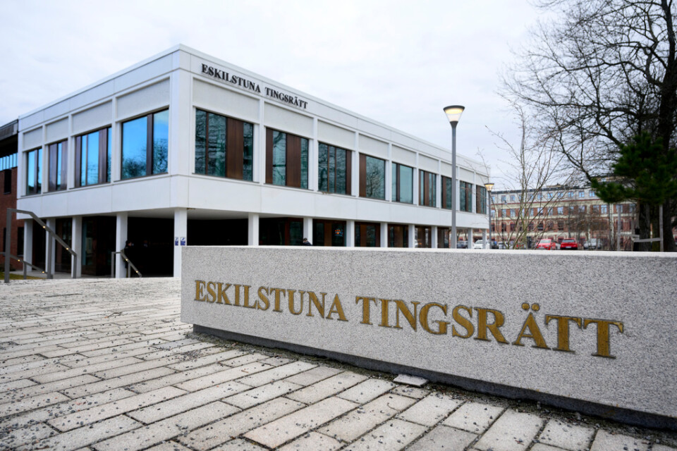 En kvinna har åtalats vid Eskilstuna tingsrätt för grovt bidragsbrott. Hon misstänks ha jobbat samtidigt som hon kvitterat ut närmare 700|000 kronor i sjukersättning. Arkivbild.