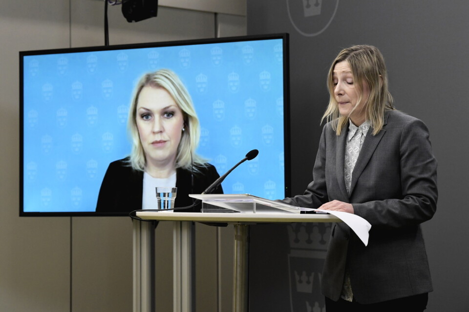 Socialminister Lena Hallengren (S) tar emot utredningen om lex Lilla hjärtat av utredaren Charlotte Lönnheim under en pressträff i Rosenbad.