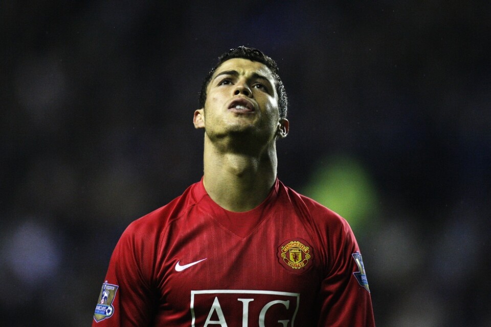 Cristiano Ronaldo i Manchester United-tröjan när det senast begav sig, 2009. Inför storstjärnans återkomst tolv år senare är dock inte alla klubbens supportrar lika glada. Detta på grund av den våldtäkt som superstjärnan anklagades för. Arkivbild.