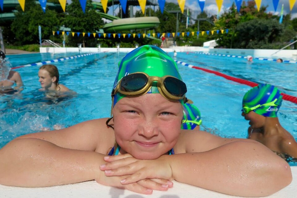 Tilda Johansson, 8 år, från Kallinge är en av dem som kämpar med att förbättra simtekniken. Foto: Emma Gunler