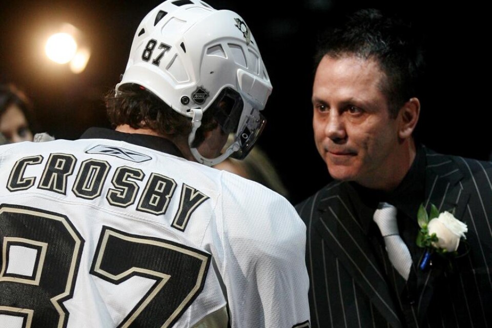 Doug Gilmour, en av hockeyhistoriens största alla kategorier tillika Evan McGraths svärfar, skakar hand med Sidney Crosby.