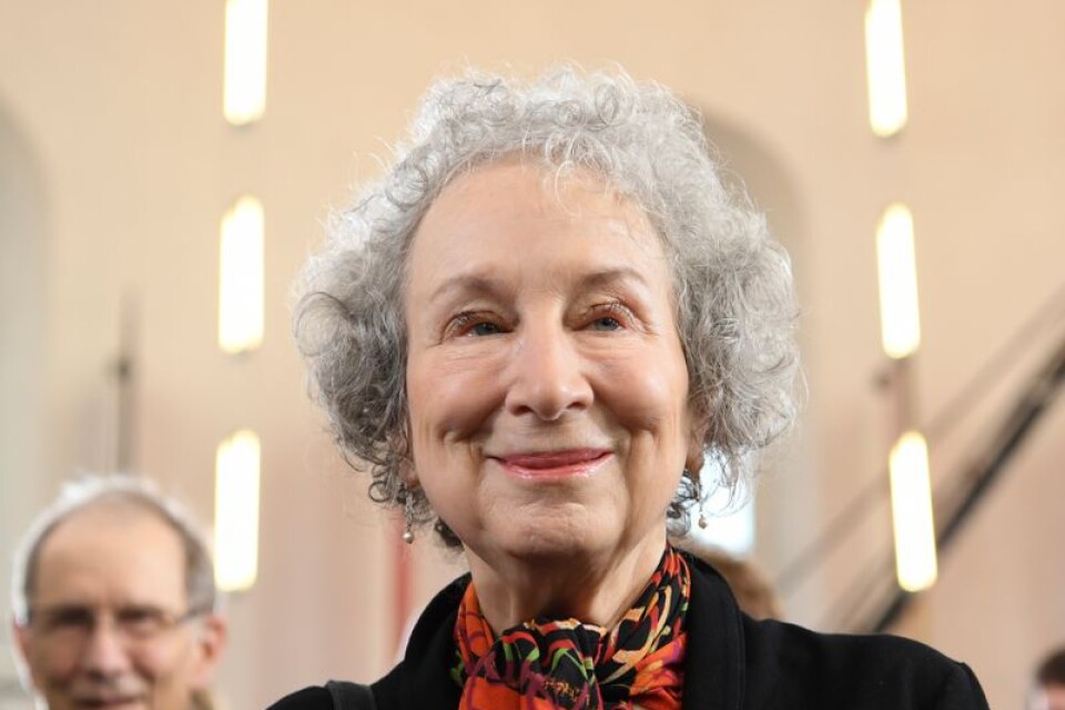 Margaret Atwood är född 1939 i Ottawa, Kanada. Debuterade som poet och har givit ut ett trettiotal diktsamlingar, essäböcker och romaner. Har mottagit flera priser för sitt författarskap.