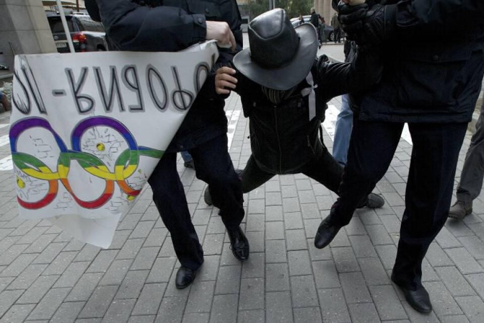 Utanför OS-kontoret i Moskva avhyses en aktivist av den ryska polisen.