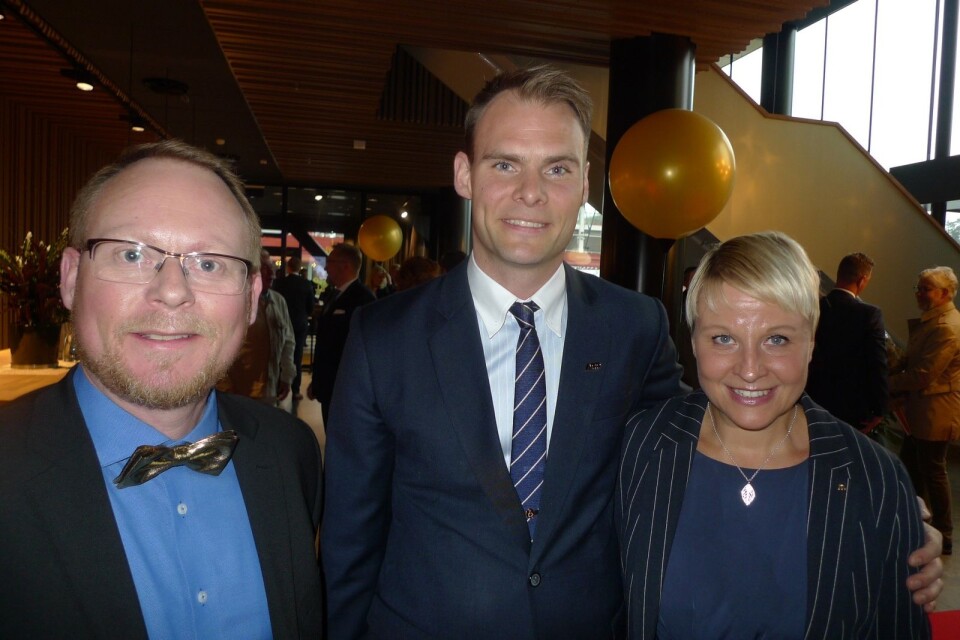 Care of Icons Björn Collin, APP:s koncern-vd Anders Svensson och Anna Tenje, kommunstyrelsens ordförande i Växjö.