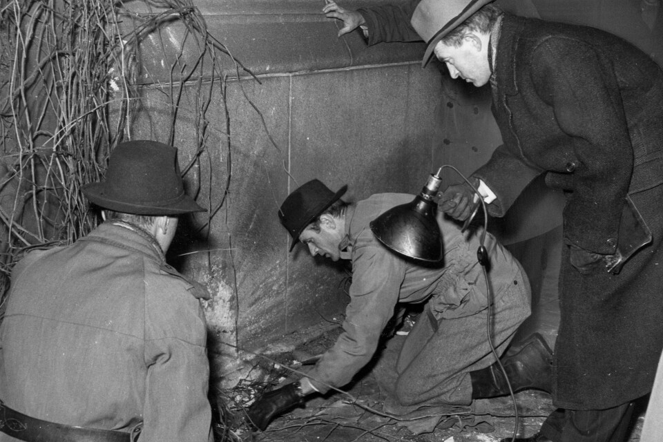 Polisen inspekterar platsen där den så kallade sabbatssabotören detonerade en sprängladdning på Centralstationen i Stockholm, november 1946.