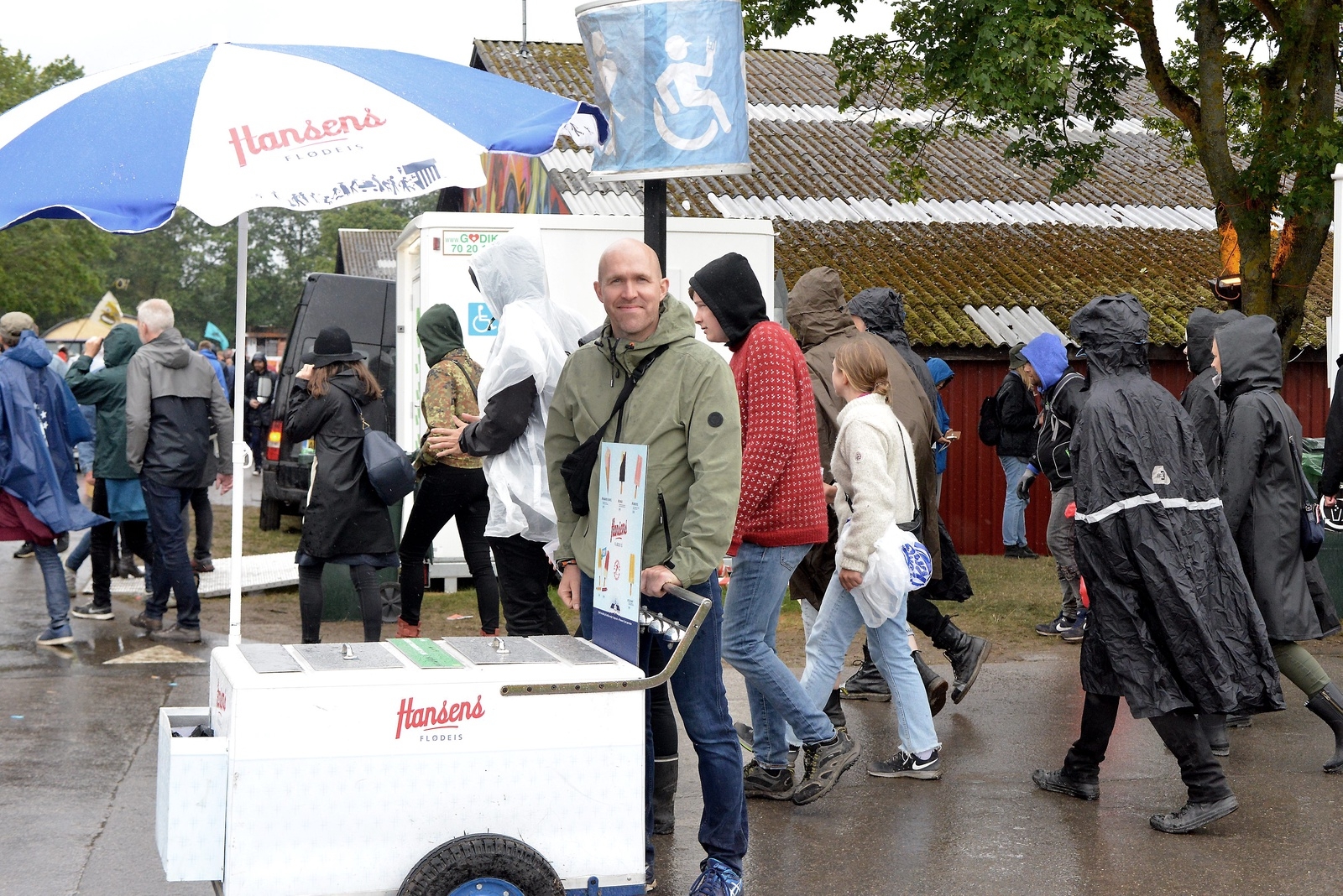 Ronni Klarskov från Roskilde sålde glass till förmån för det lokala fotbollslaget. I regnet på torsdagen hade han inte mycket tur med försäljningen. "Nej, jag har sålt mycket litet idag. Det är mest barnen som vill ha", säger han. Roskildefestivalen 2019. Foto: Ralph Bretzer