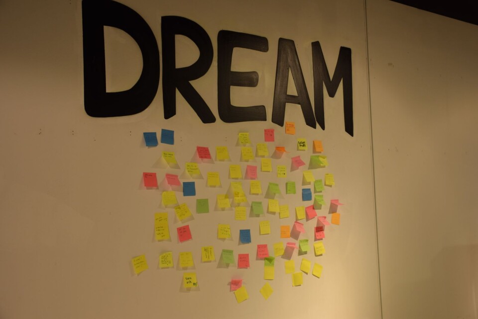En hel vägg med ungas drömmar.