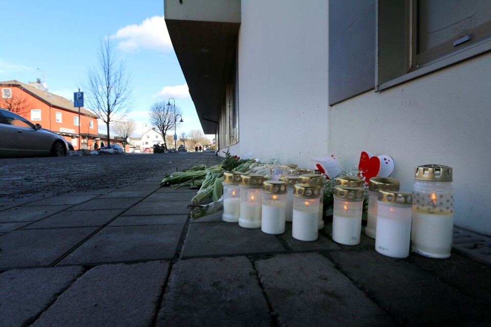 Blommor och ljus vid olycksplatsen i Bollebygd. En man i 25-årsåldern avled efter att ha kraschat in i en husvägg med motorcykel.