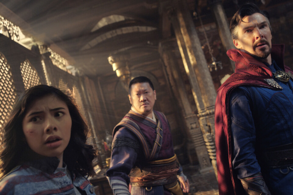 America Chavez (Xochitl Gomez), Wong (Benedict Wong) och Dr Strange (Benedict Cumberbatch) tar upp en gemensam kamp i "Doctor Strange and the multiverse of madness". Pressbild.