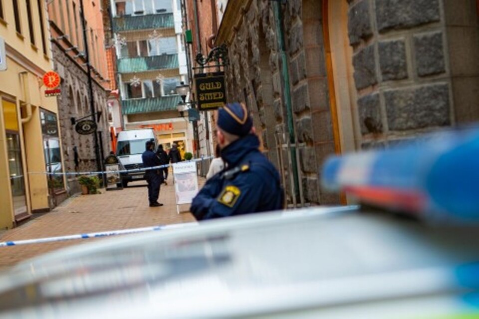 Vid 10.15-tiden i fredags utsattes Guldsmed Sandgren på Hesslegatan för ett rån. Tre maskerade män med pistol ska ha hotat personal.